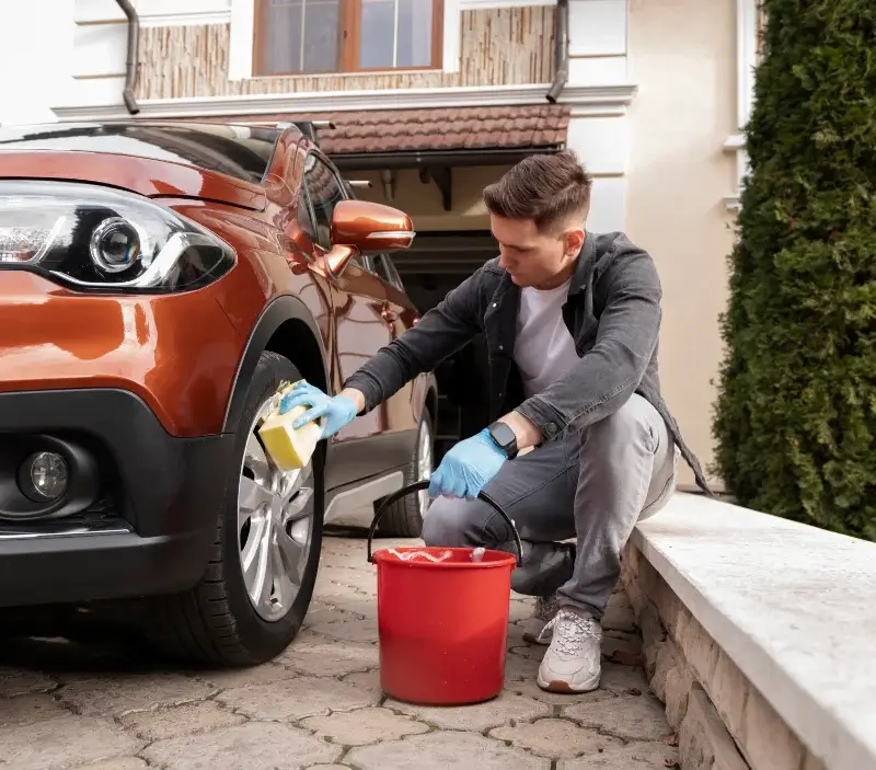 Lavage auto à domicile Pontorson : professionnel intervenant sur un véhicule